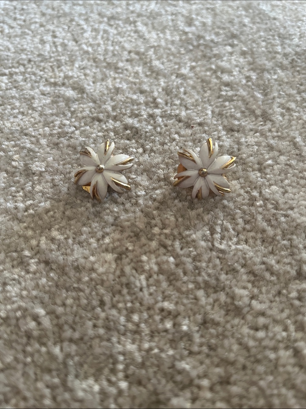 Vintage Gold-Trim White Floral clip Earrings - Women Jewelry